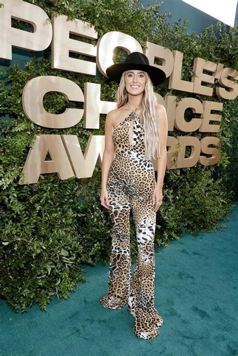 Lainey Wilson Stuns In Bold Leopard Print Jumpsuit。